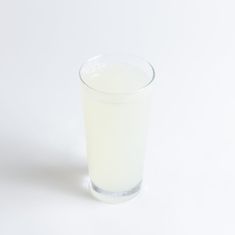 Refreshing Lemonade: Perfect with Pizza and Hawaiian Fare