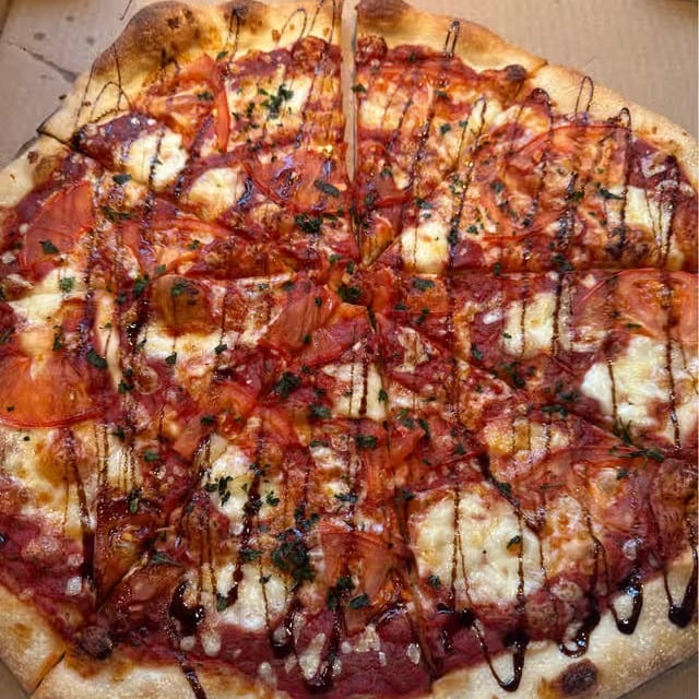 16" Classic Margherita Pizza.